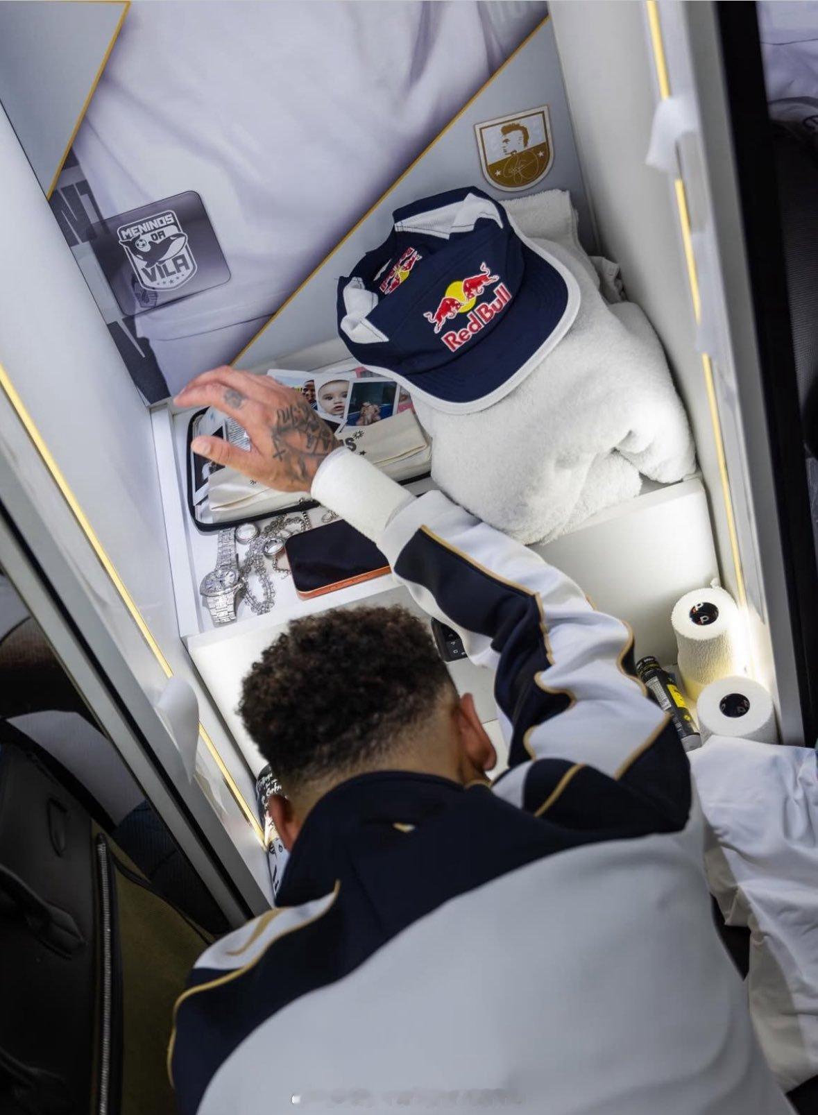 内马尔听到自己落选巴西国家队的消息哭了？ 