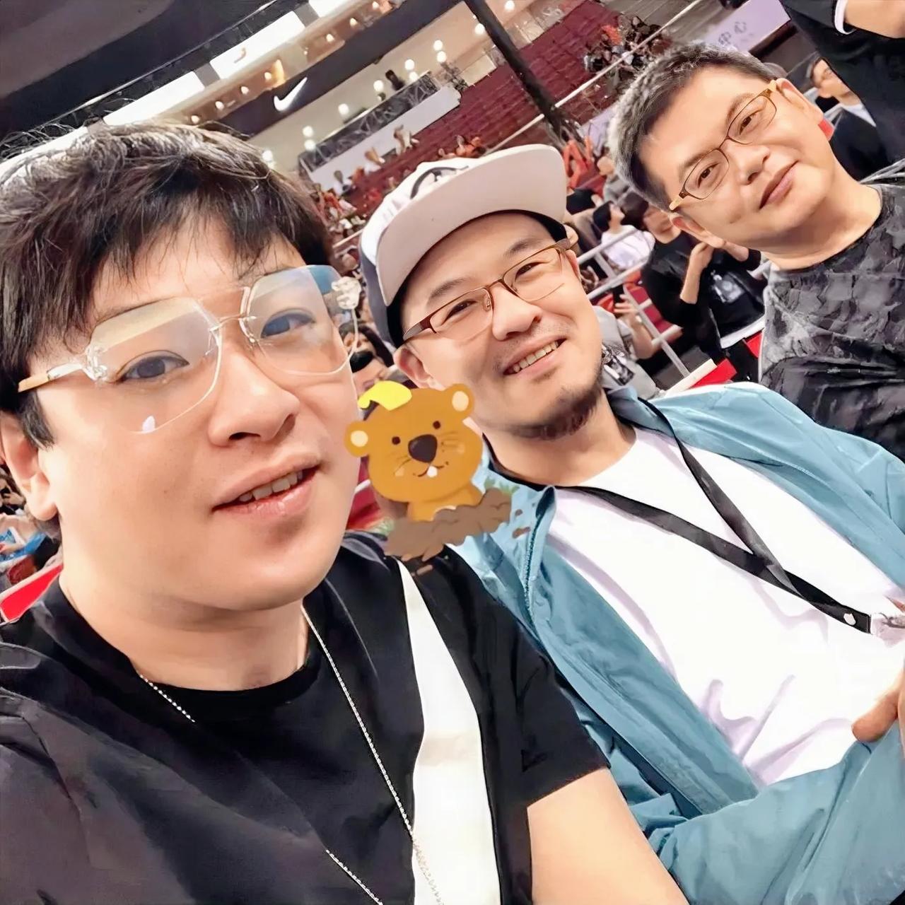 不带个人情感，只比较解说水平，国内最靠谱的篮球评论员是以下这三位：

1、苏群
