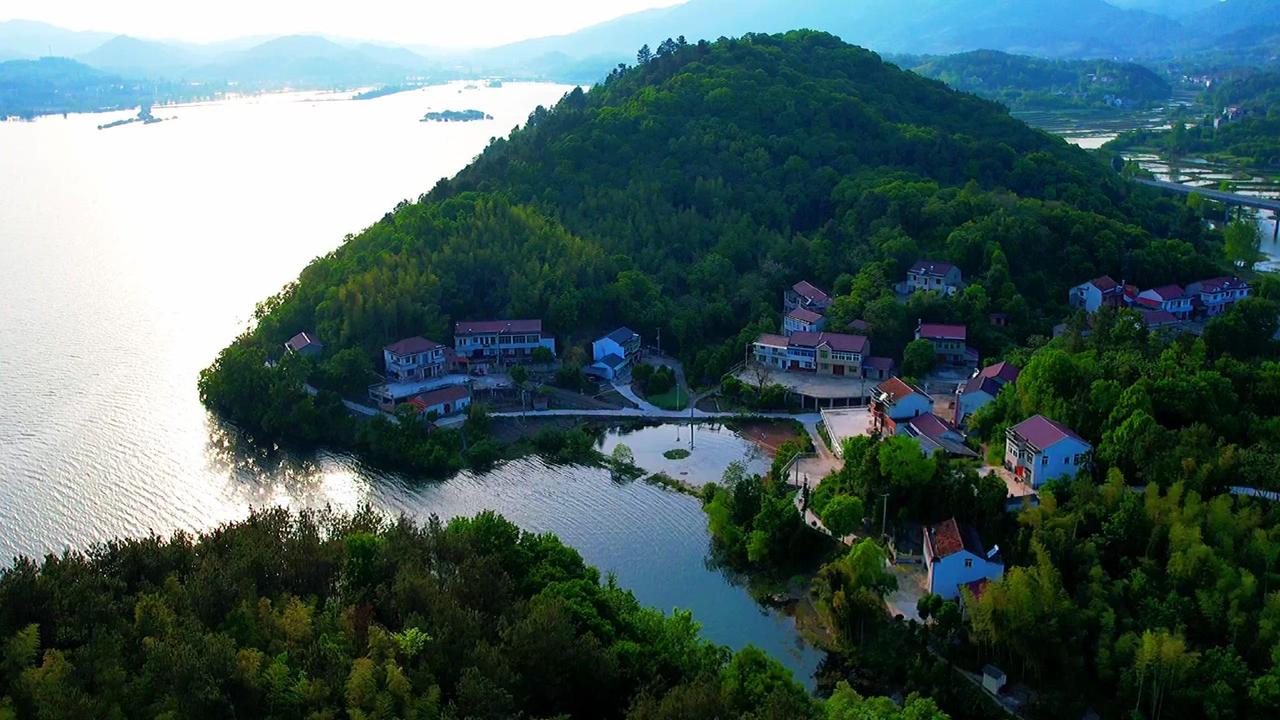 标题：安徽农村湖景风水如何？正文：
🌊安徽农村的湖景真不错，周围青山绿水环绕，