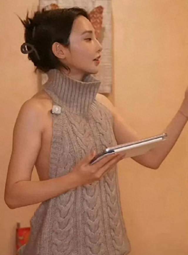 弹幕提醒仍不调机位，彭小苒工作室是疏忽还是刻意擦边？