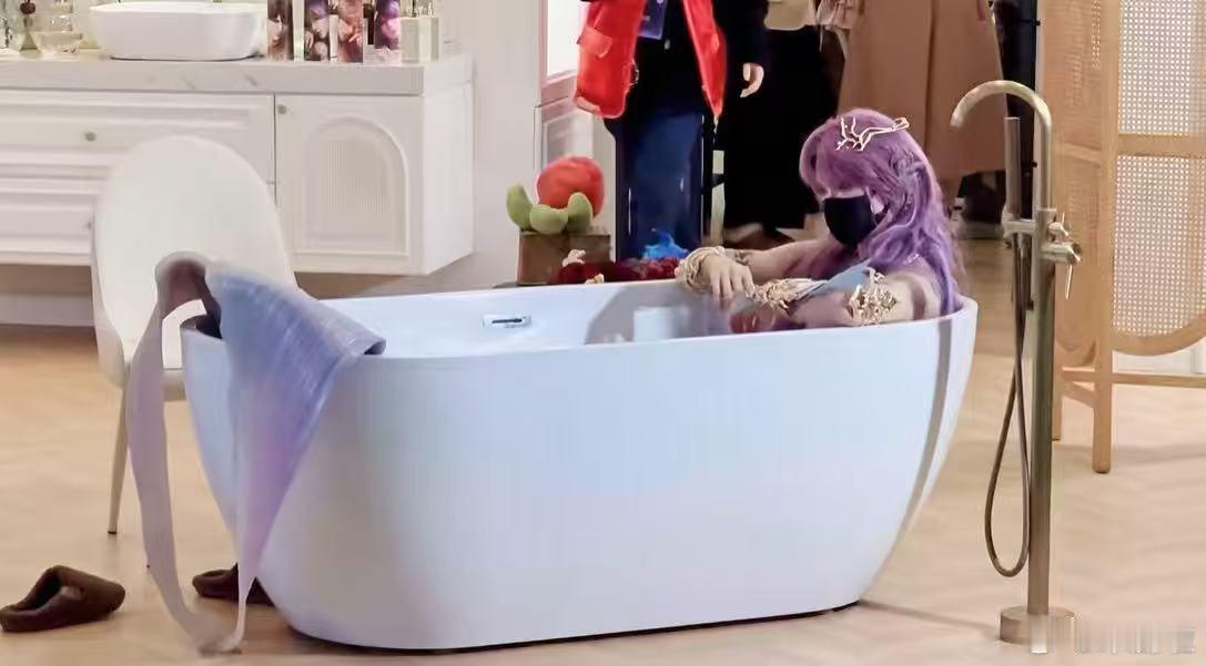 祁煜就这样水灵灵地坐浴缸出来了 祁煜真的是帅的有点太超过了。居然有浴缸的元素呢，