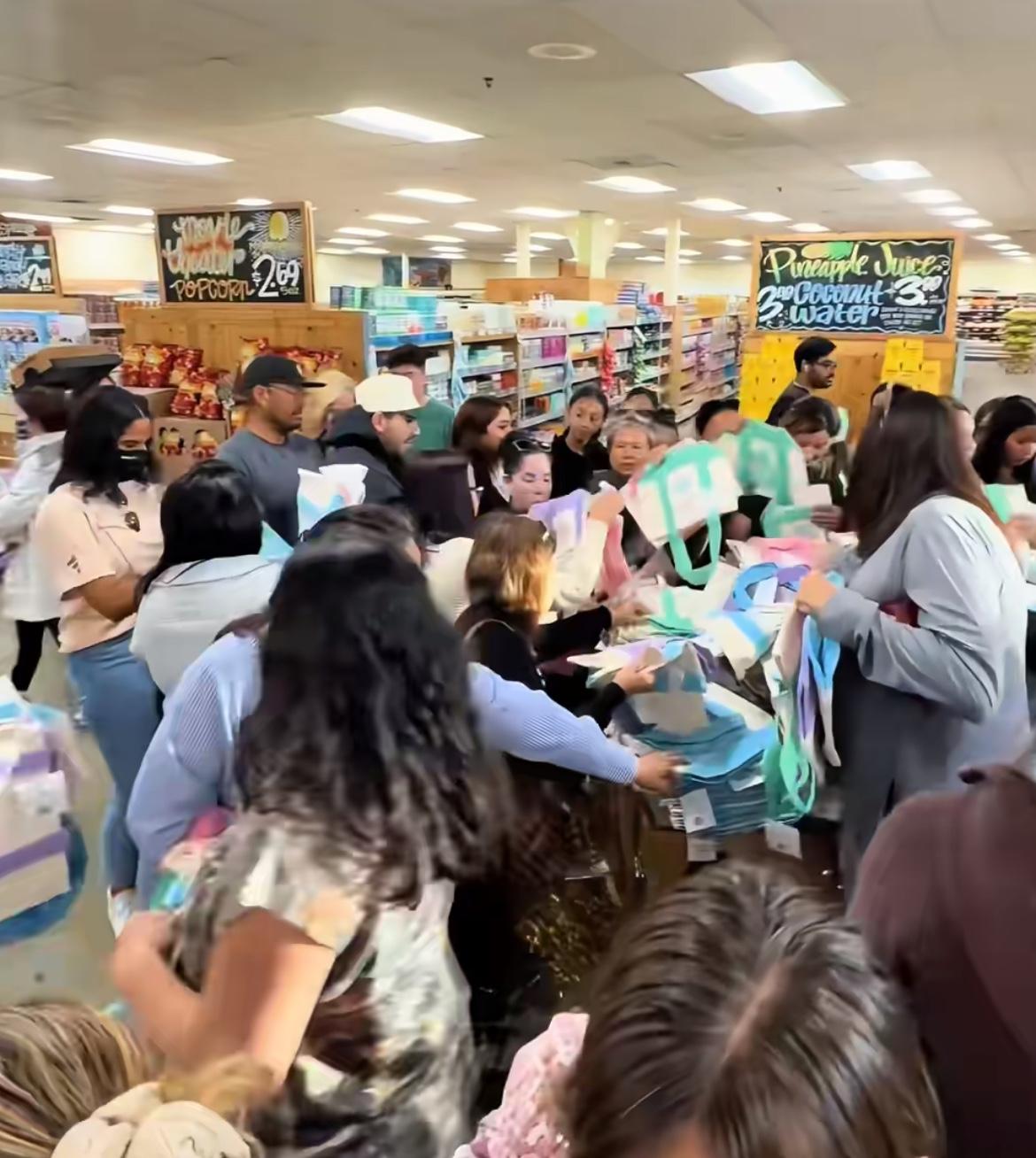 美国油价电费生活成本暴涨，美国华人直呼活不起了。
现在美国的油价涨到了四美元一加