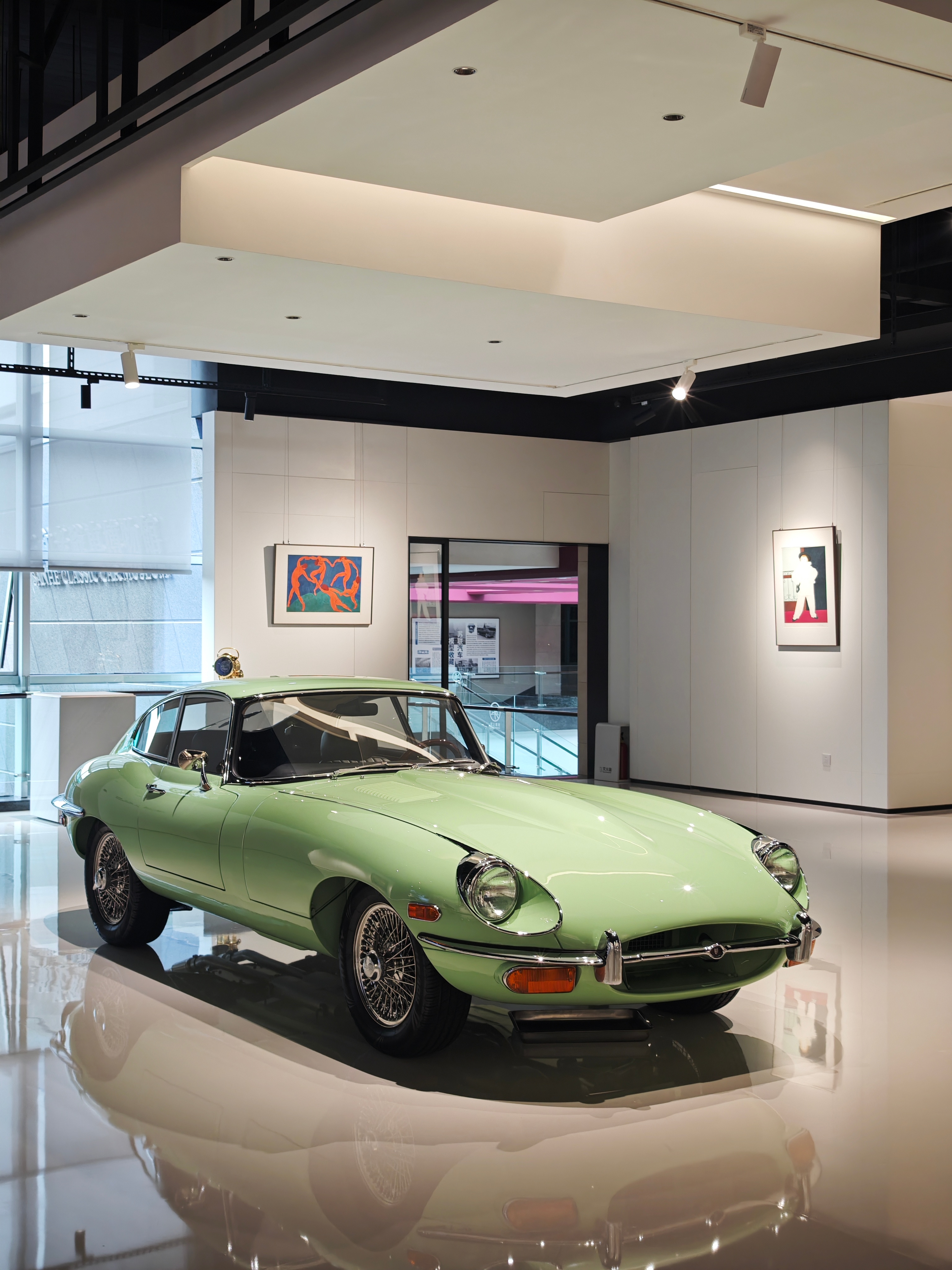 #三和老爷车# 新展厅启幕，展现汽车设计美学的全新空间。  ​​​