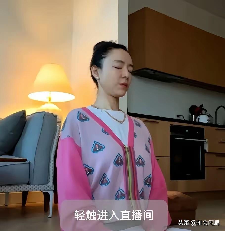 张静初现在是彻底的活明白了！不取悦任何人，完全按照自己的喜好生活。

每天喝大桶