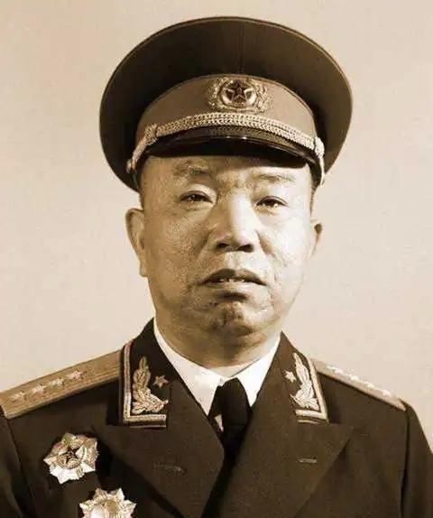 1952年，王树声在商店买东西时，突然感觉售货员有些熟悉，盯着看了一会，心里顿时