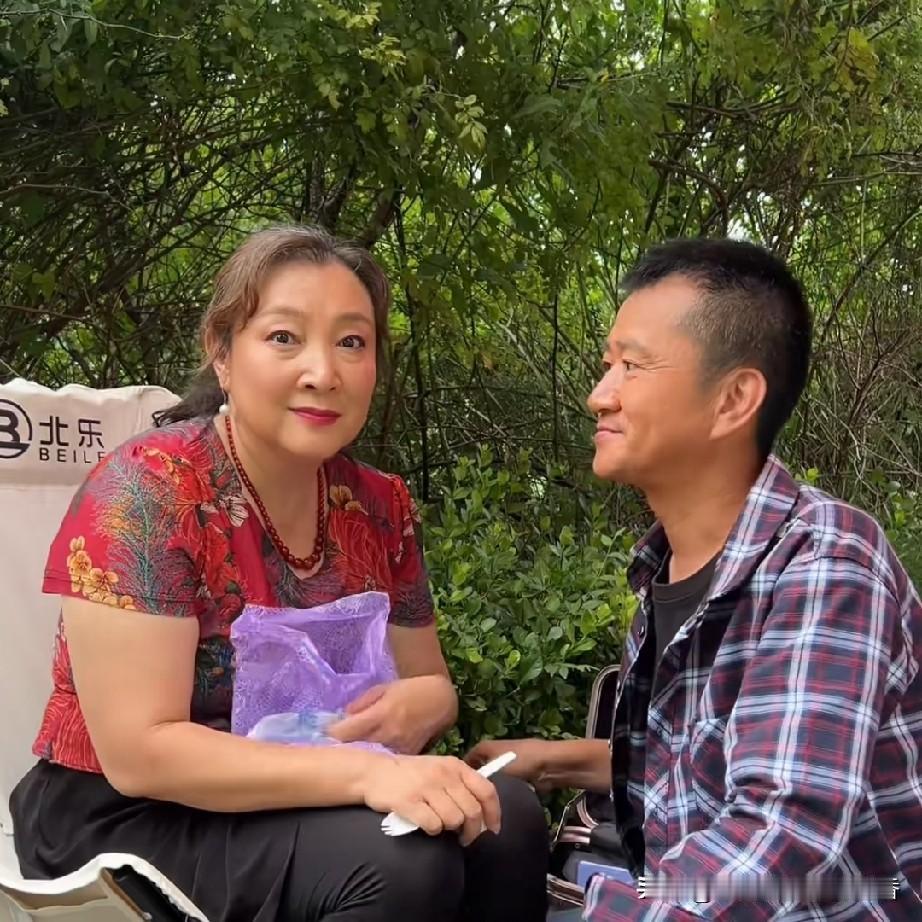 在李嘉明近期拍摄的短剧剧组中，有一位来自黑龙江的女演员，李嘉明称她为鹤姐。而这位