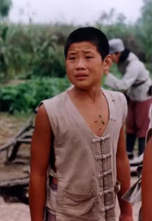 媒体：嘎子哥被拘，流量莫踩法律线
 
“嘎子哥”谢孟伟因穿警服直播带货，被云南耿