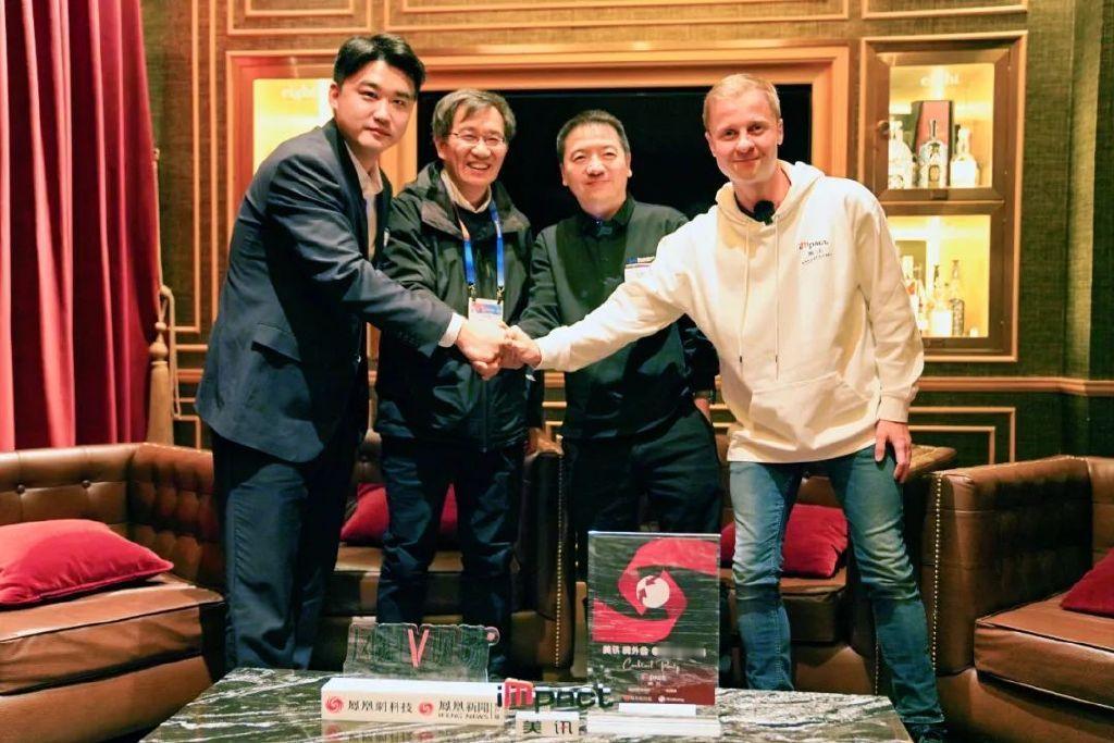 在人形机器人方面，中国起步虽晚但发展迅速，政策大力支持，产业链也在不断完善，部分