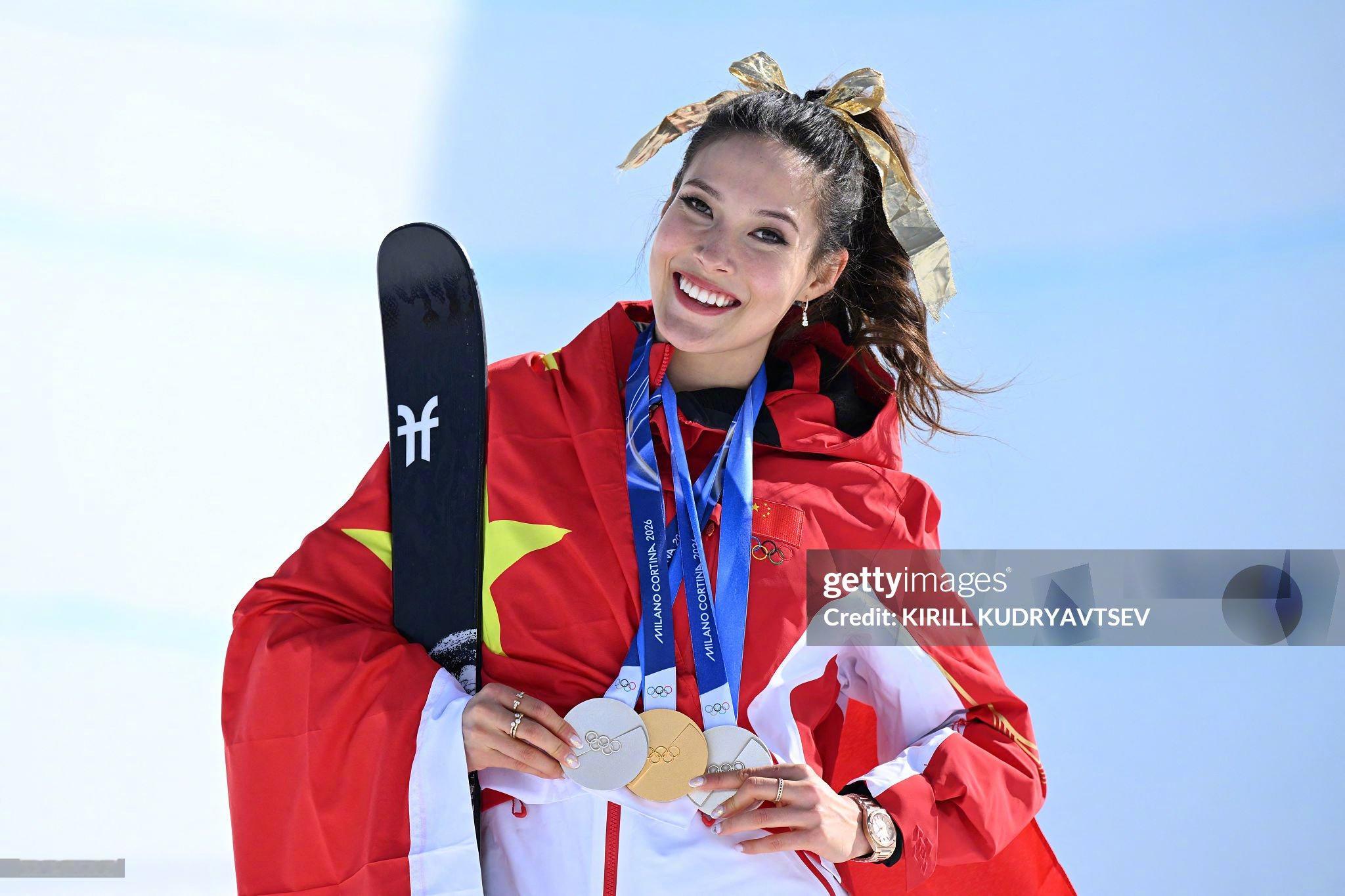 谷爱凌金牌 🌟U型场地的绝对王者谷爱凌再添一金Tiffany珠宝在她颈间发光但