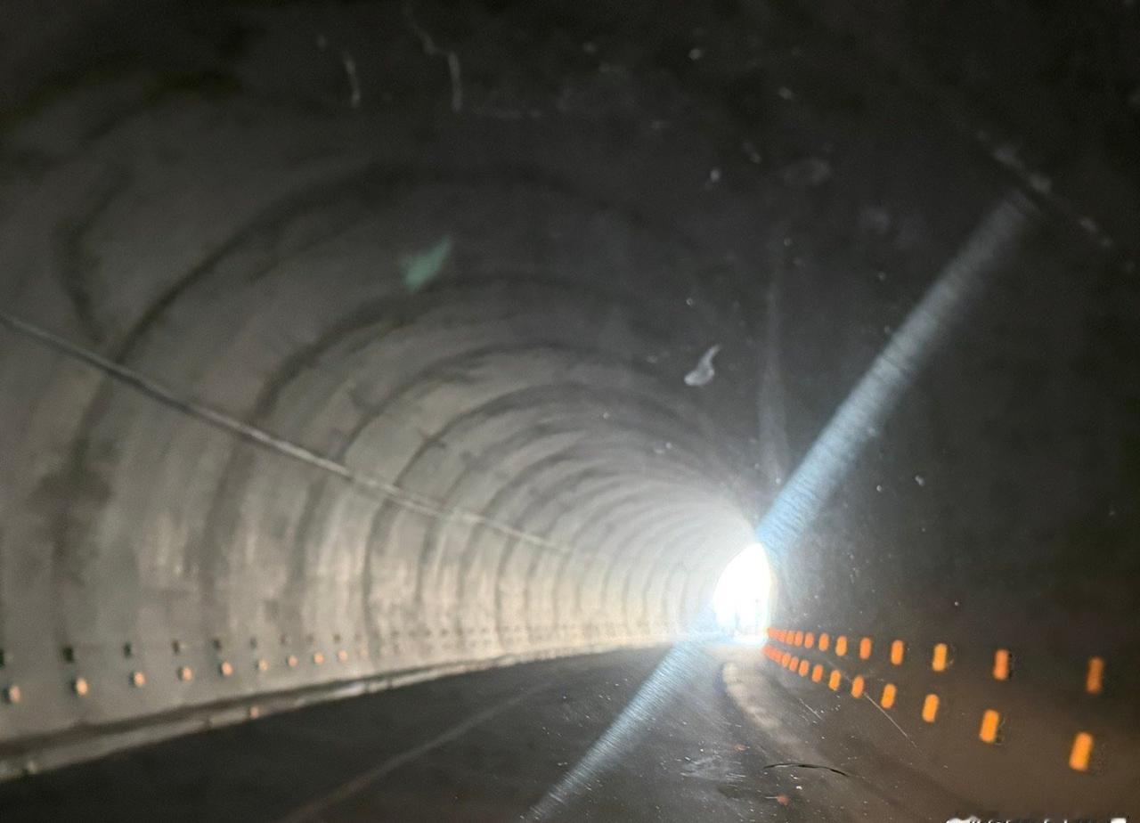 车轮碾过帕米尔高原的雪线，
后视镜里是喀喇昆仑的荒原。
日光熔金，
冰川如刃，