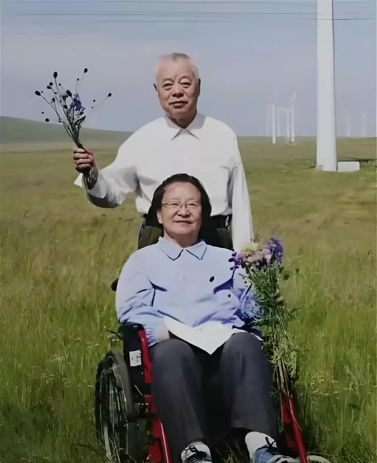 晚年的李讷和丈夫王景清合影留念，永恒的回忆。李讷坐在轮椅上，拿着丈夫送给她的一束