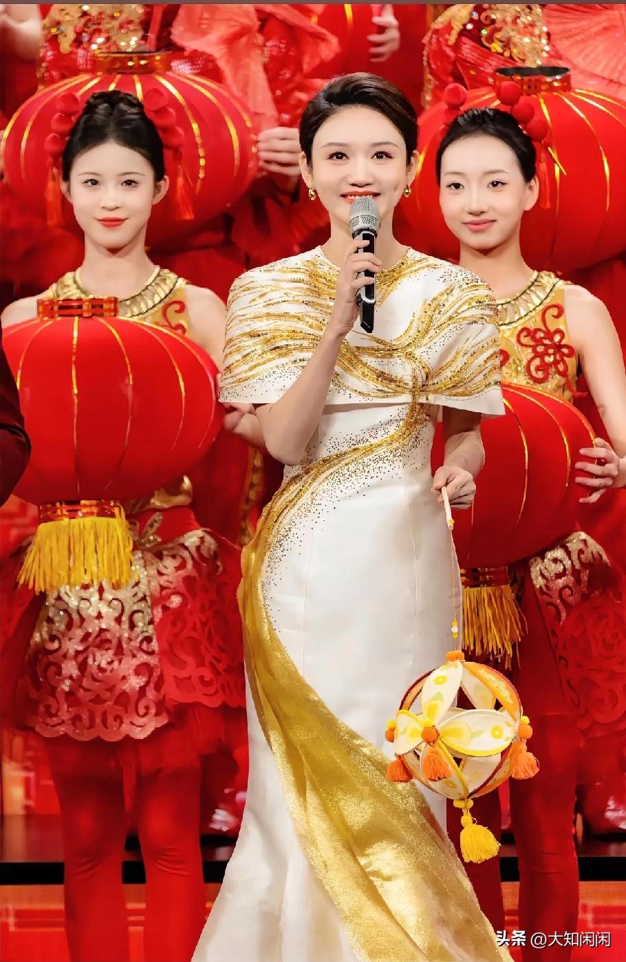 今儿个好奇查了下龙洋出身，那结果，可太让人意外了！
 
原以为她是资源咖，没想到