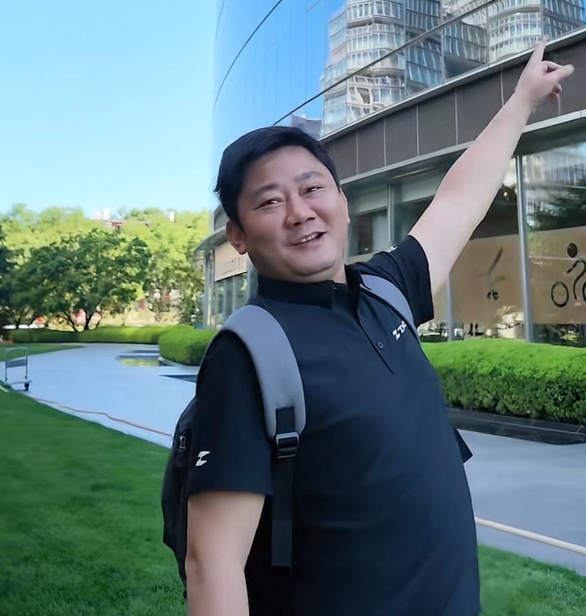 原来张雪这么可爱啊！趴在安踏总部运营中心的草地上打滚，还给自己画了一张“大饼”，