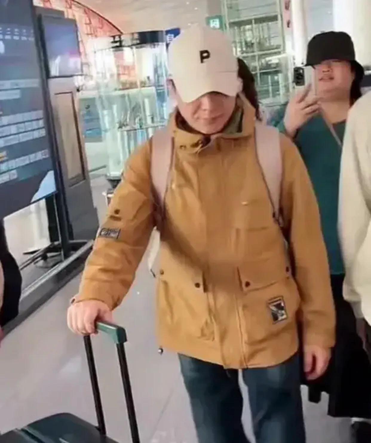 张颂文拒绝给影迷签字合影引发热议。[呲牙]
张颂文上海机场刚下飞机一身疲惫。一女
