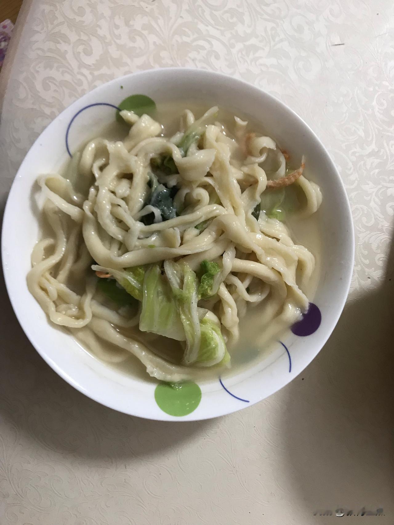 吃擗面。
中午回家，刚推开门，岳母笑着说：“今天吃擗面。”岳母知道我喜欢吃擗面，