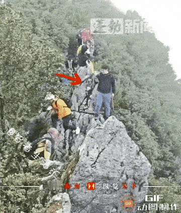 四川，一男子在爬山途中，站到陡峭的山石上拿出手机准备给队友拍照，结果左脚踩的石头