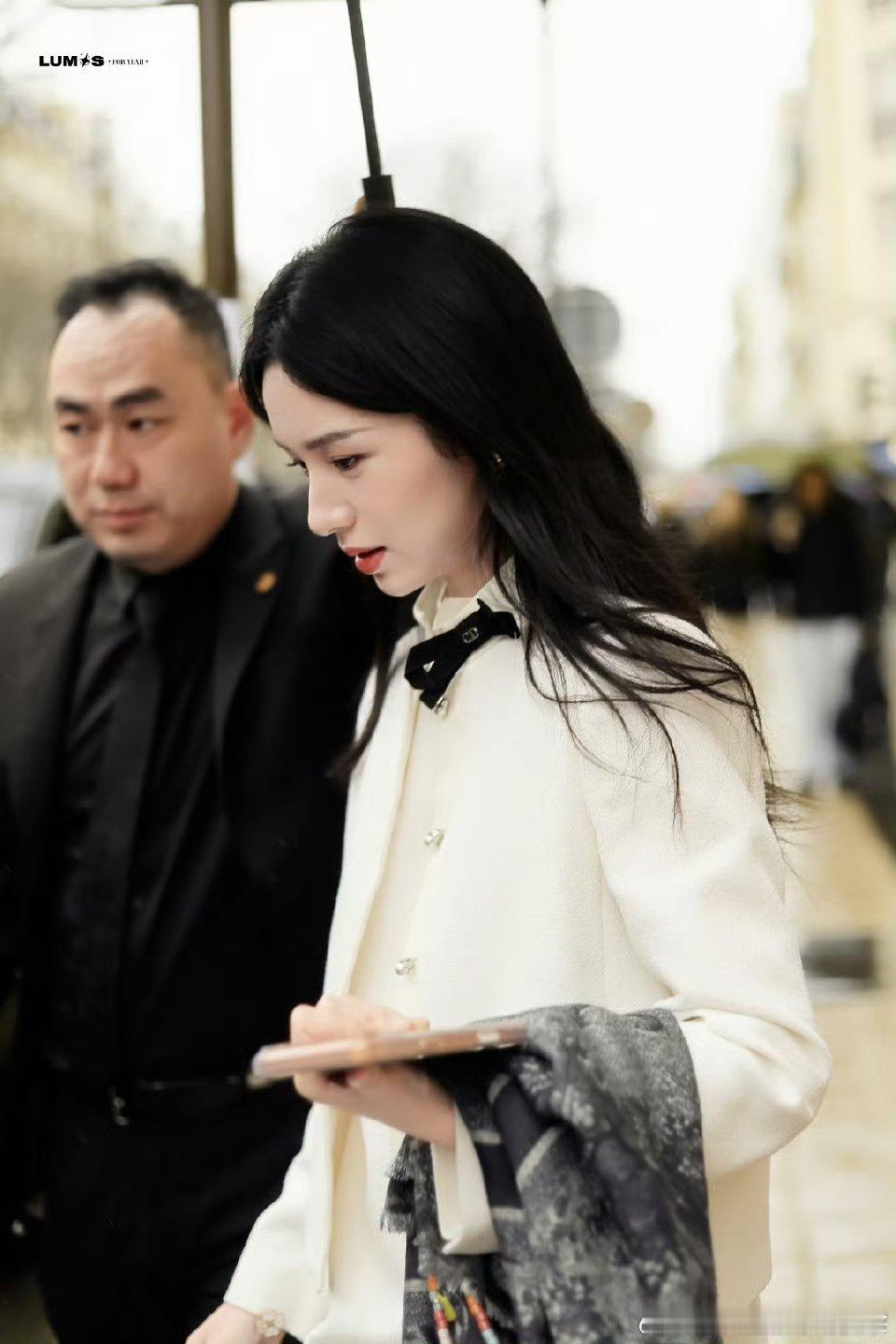 周也白色小香出街路透豪门千金既视感大波浪好美 