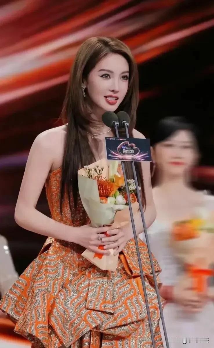 微博之夜的金晨与其她在场的女演员不同，她在台上没有穿很夸张的礼服，梳着简单的清汤