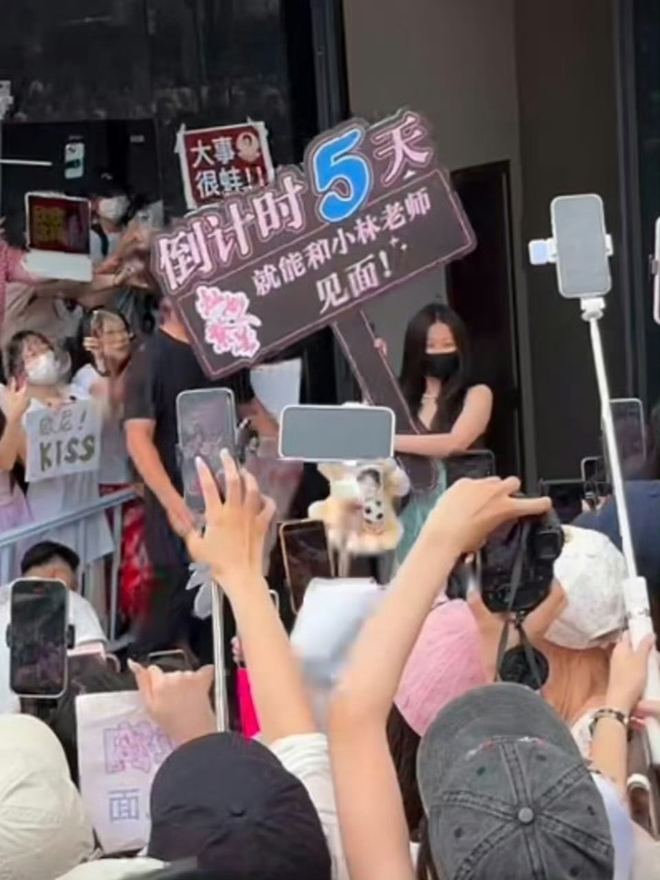 横店再没有虞书欣这么多粉丝的上班路了哈哈哈哈哈哈哈是的！横店再没有虞书欣这么多粉