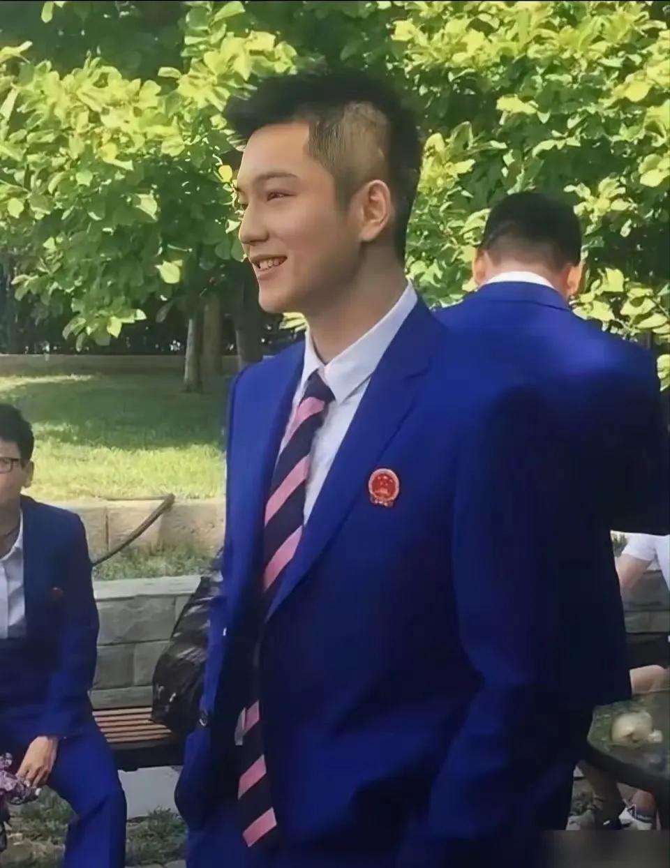 这侧颜一看还以为是那个青春偶像剧中的男主角，帅的冒泡的富家公子，是无数少女心目中
