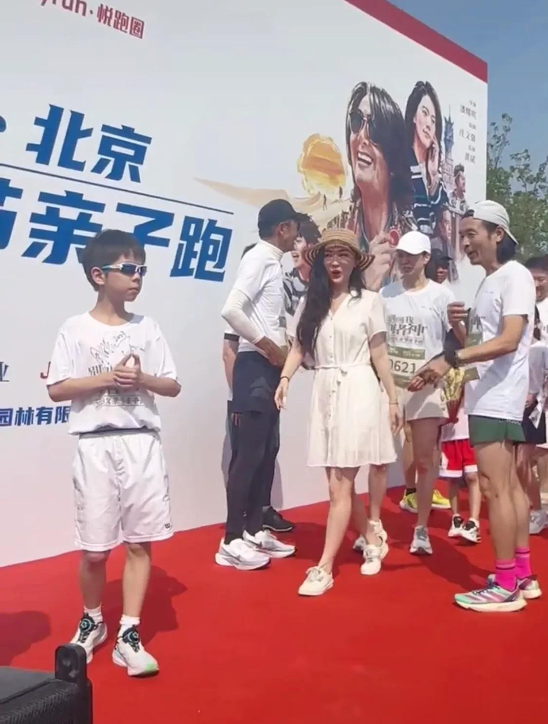霍思燕&带儿子嗯哼参加周润发“父亲节亲子跑”活动，浑身散发着母爱的光辉，如今她淡