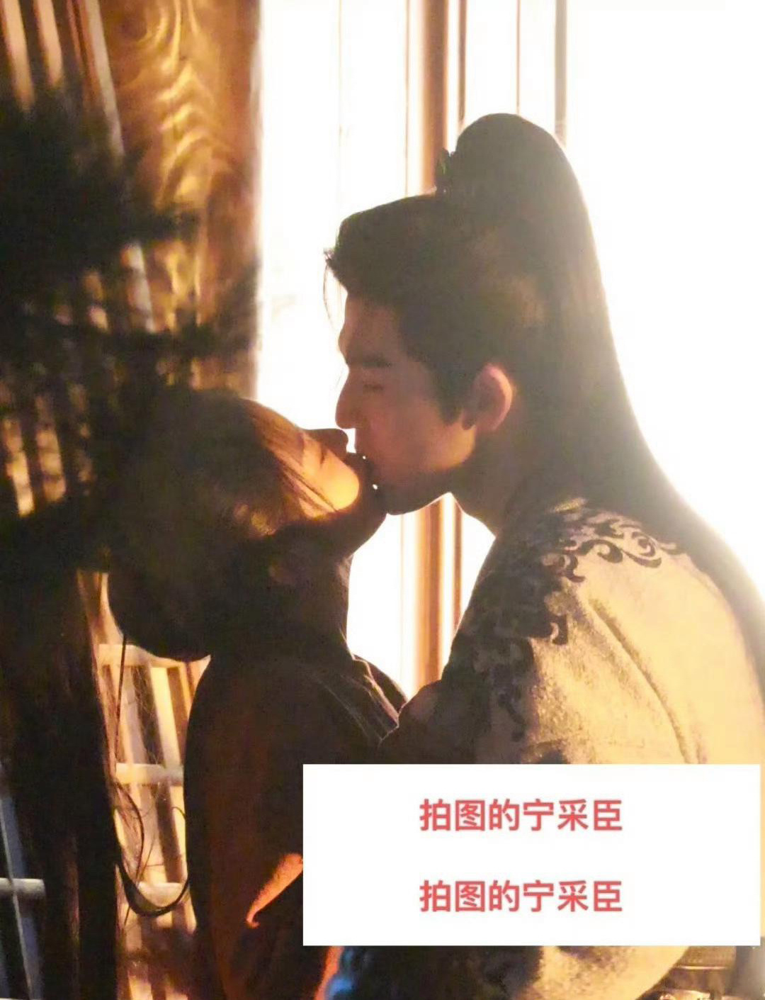 张凌赫田曦薇《逐玉》吻戏路透，亲完害羞了，捂嘴笑了。 