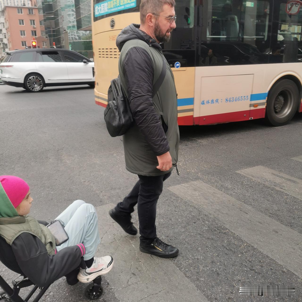 看，给老外一家冻的！

大连这几天怎么这样的冷？

昨天晚上下班，走在人民路上，