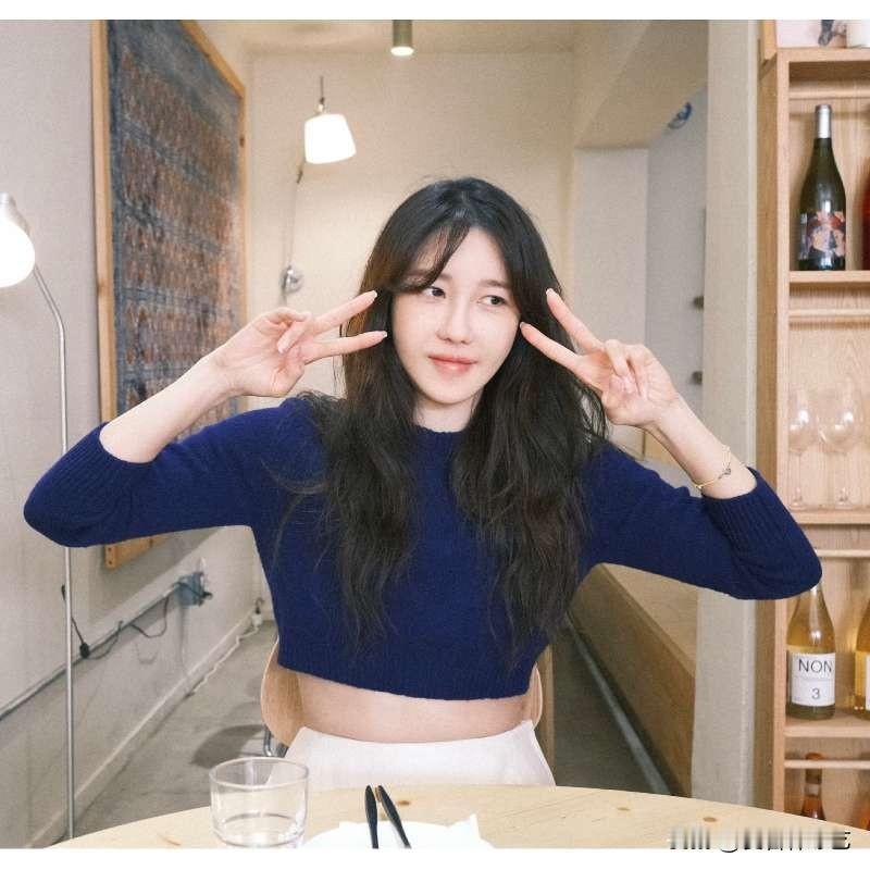 6日，演员李智雅在个人Instagram上传了多张照片。照片中，李智雅身着海军蓝