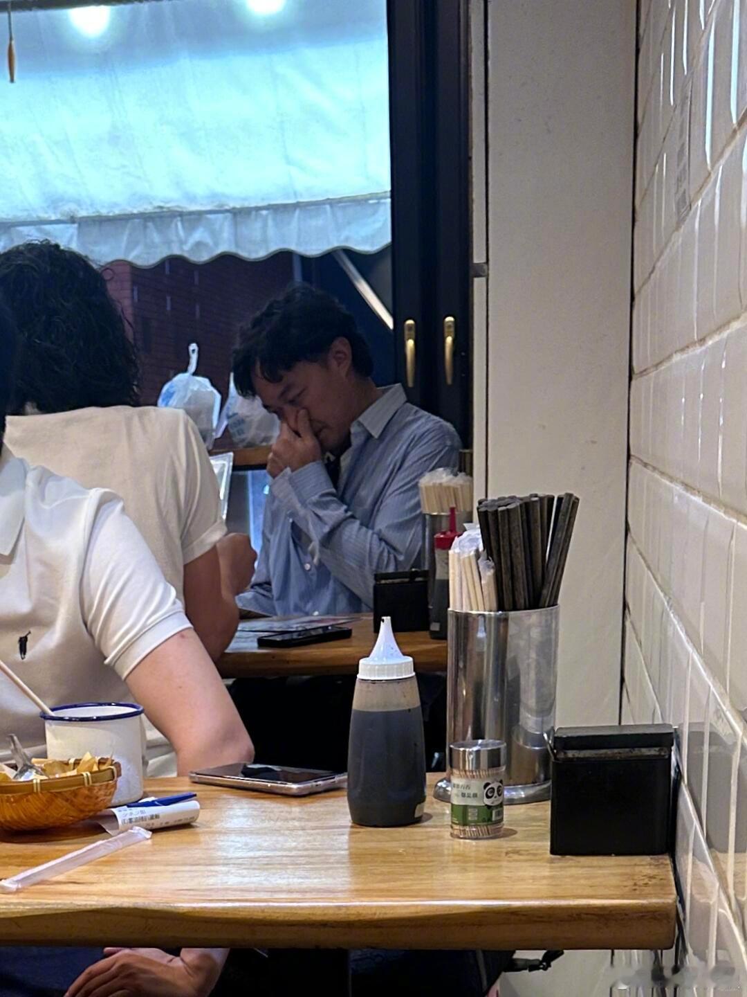 全香港都在偶遇陈奕迅 网友在香港接连偶遇陈奕迅，和路人合照时笑容亲切，私下穿浅蓝