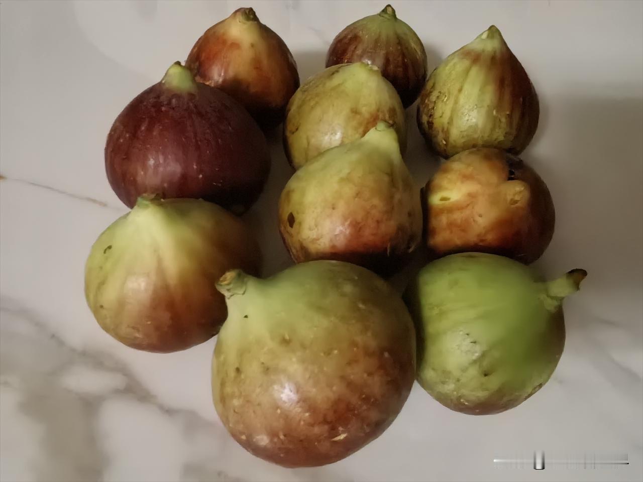 和老妹才到娘家，二伯父家的二哥嫂嫂就送来了几大包东西。

有两大包梨子还有一大包
