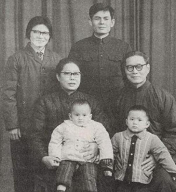 1980年，沈醉与阔别30年的前妻相见，前妻悄悄对他说：“你给我争了面子”。沈醉