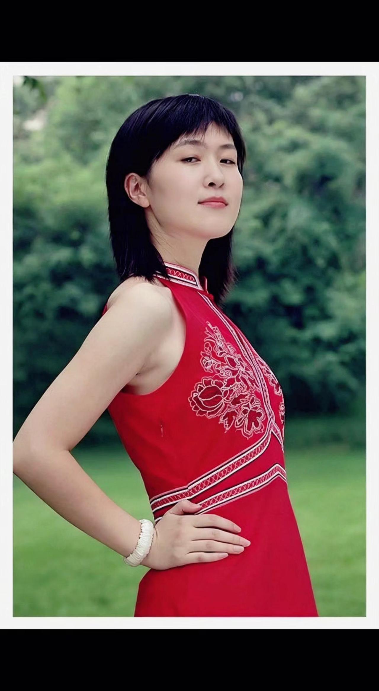 🌿红衣似火燃绿林，针脚绣着旧时光✨。旗袍裹着东方韵，一转身惊艳了夏天🌞。
