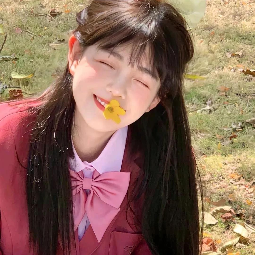 🌼少女在秋日草地上微笑，阳光洒满脸庞🌼少女感笑容 少女感微笑女孩 少女的笑容