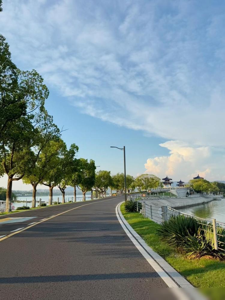 我奶奶现在96岁，她告诉我了她的长寿秘密：多睡觉、少说话、多吃杂粮、少运动、少生