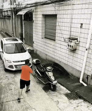 太嚣张了。恶人有恶报！ 在一条小街窄巷里面。停着一辆电动作， 挡住了一辆小车通通