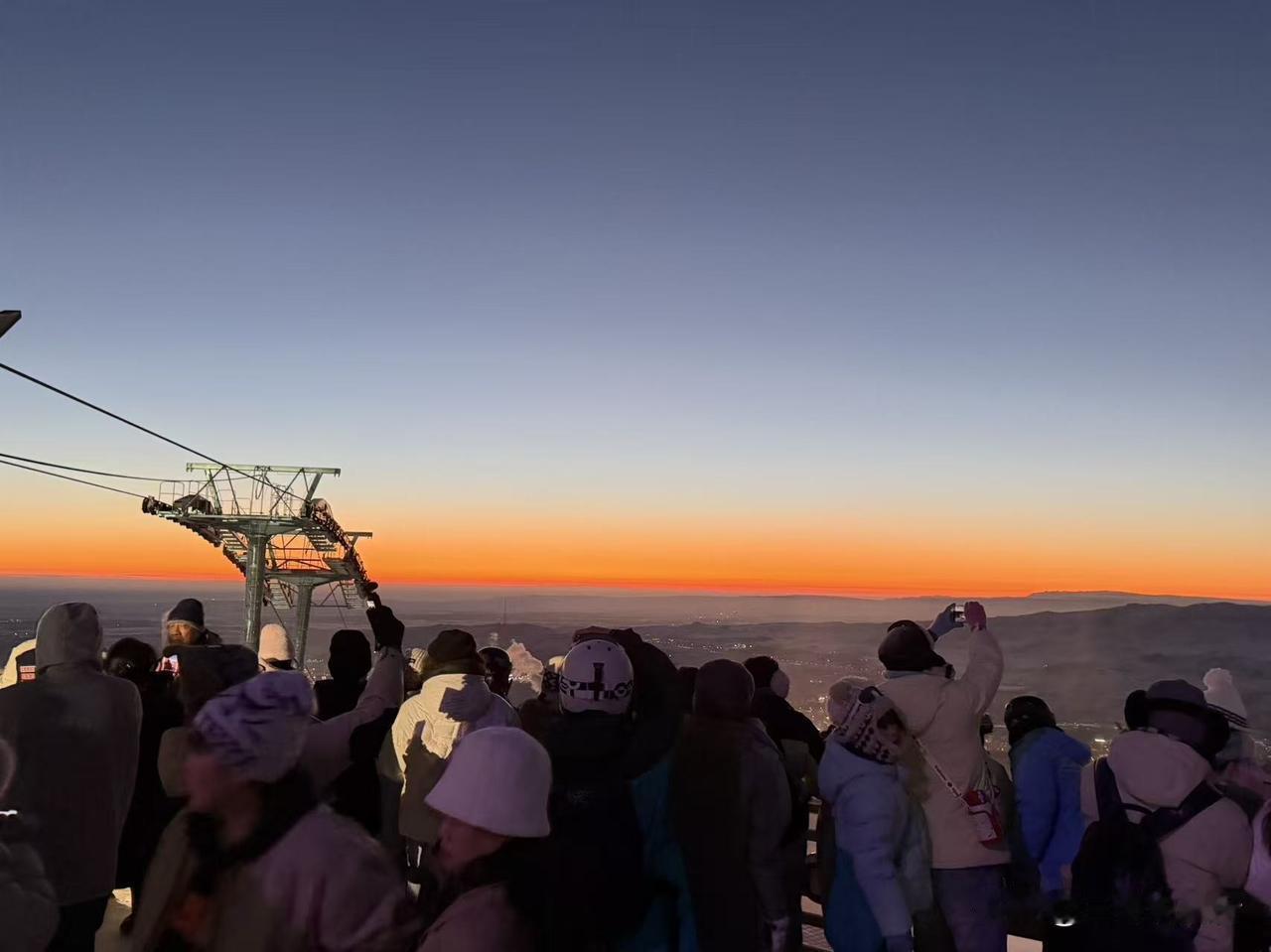 阿勒泰将军山八日：赴一场雪与黄昏的约会
       粉紫暮色漫过将军山的雪坡，