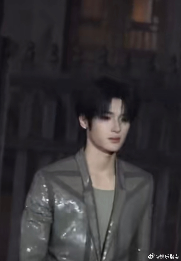 张峻豪今日线下活动，这套西装好闪，走出了红毯的感觉！ 