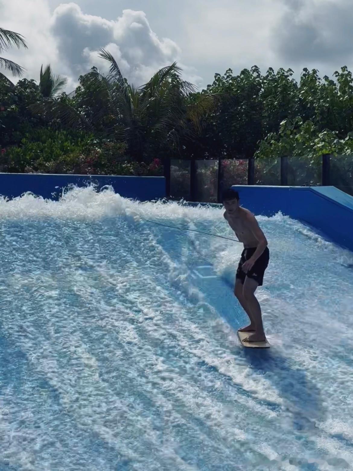 #世界的篇章吴磊又带我们打开了新一页##吴磊砍价有点实力但不多# 勇敢的人先看到