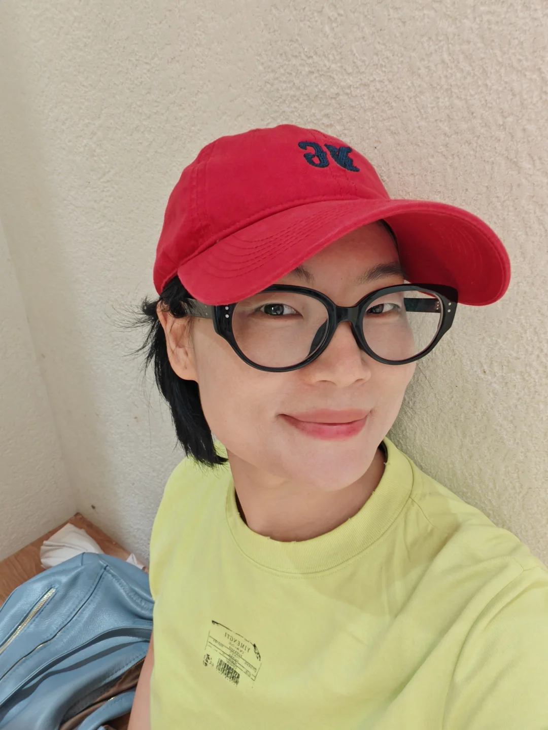 一顶红色帽，一件浅T衫