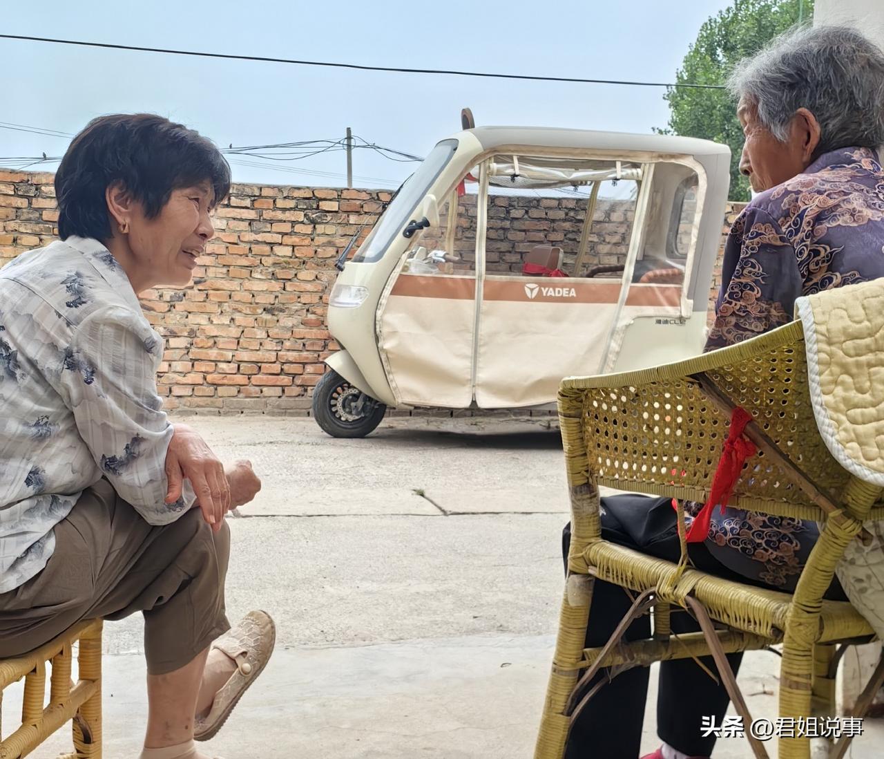 我家保姆说她婆婆那年病重，水米不搭牙到第三天，她老公一摸没气了，也没脉了。

家