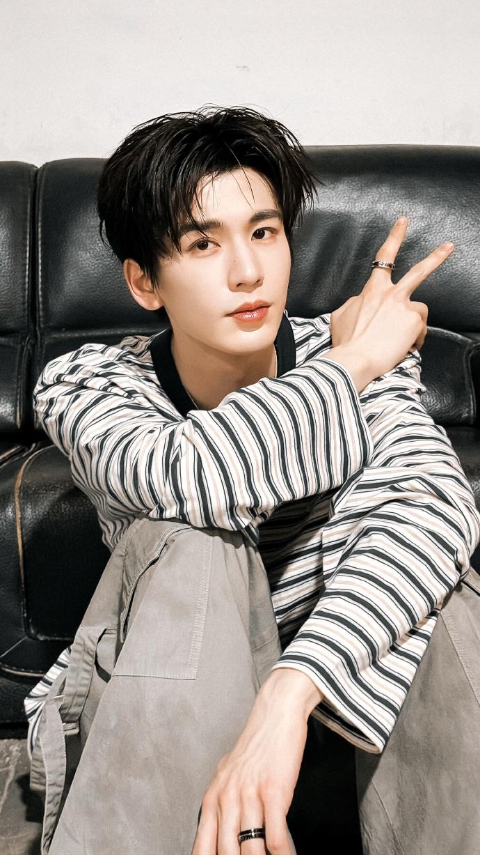 爱奇艺新综走吧朋友拟邀张凌赫万众期待张凌赫加盟爱奇艺新综《走吧朋友》！想看他漫步