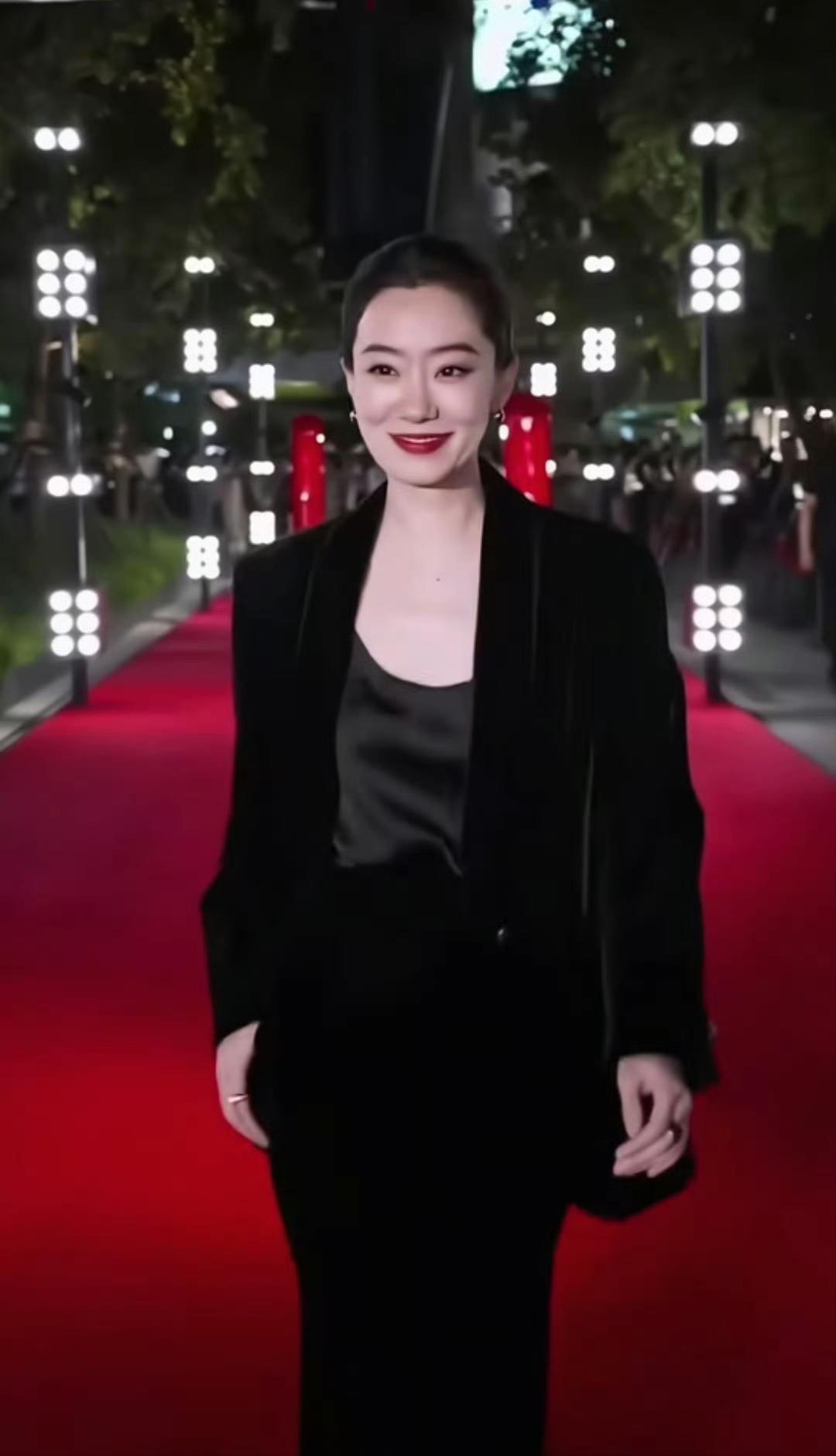 谁还没被张小斐这次红毯造型戳中？黑色丝绒西装飘着流动感，里面搭件缎面内搭，刚柔混