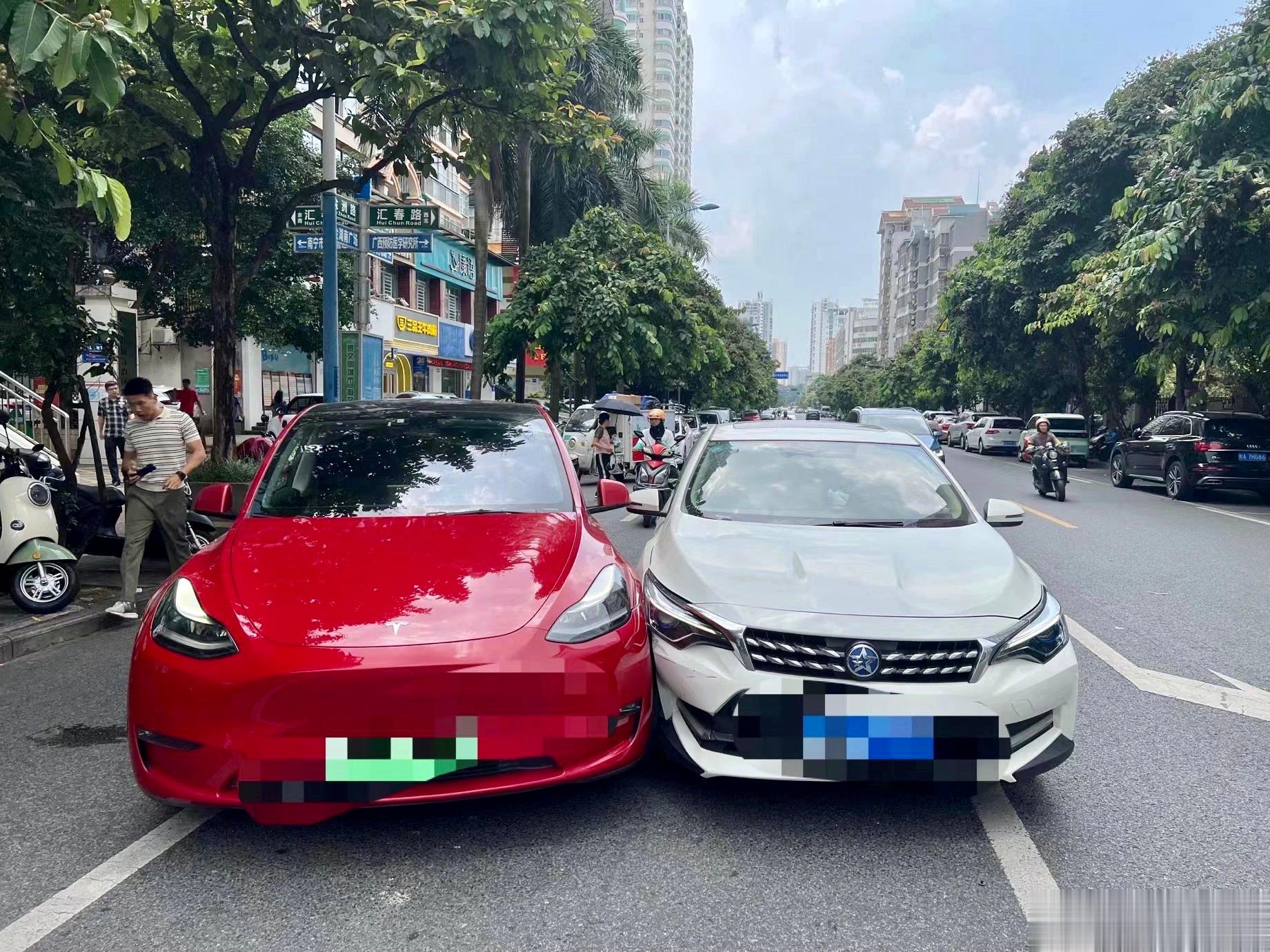 这种情况该算谁的责任？双方看着都是压线变道！ ​​​