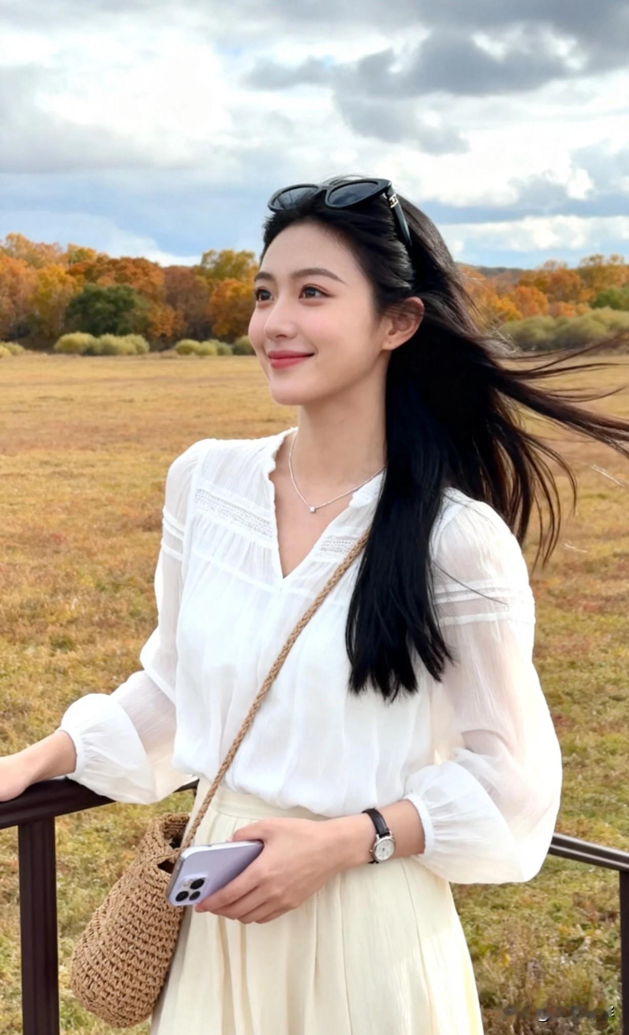 秋日野餐穿搭指南🍂🍂🍂白色长袖雪纺上衣配浅米色长裙，即时尚又美观。