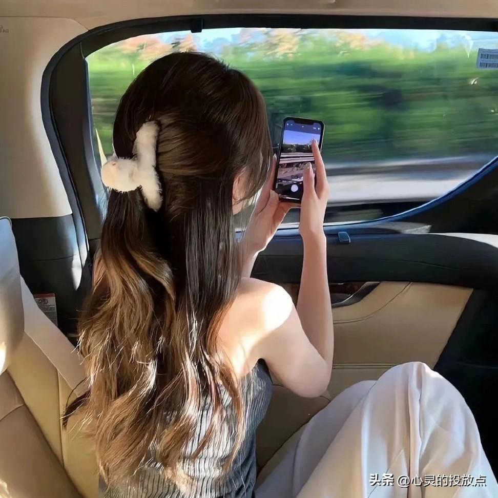 有人问：喜欢上一个已婚男人怎么办？

我的回答是：忘掉，放下，马上回头，不是你的
