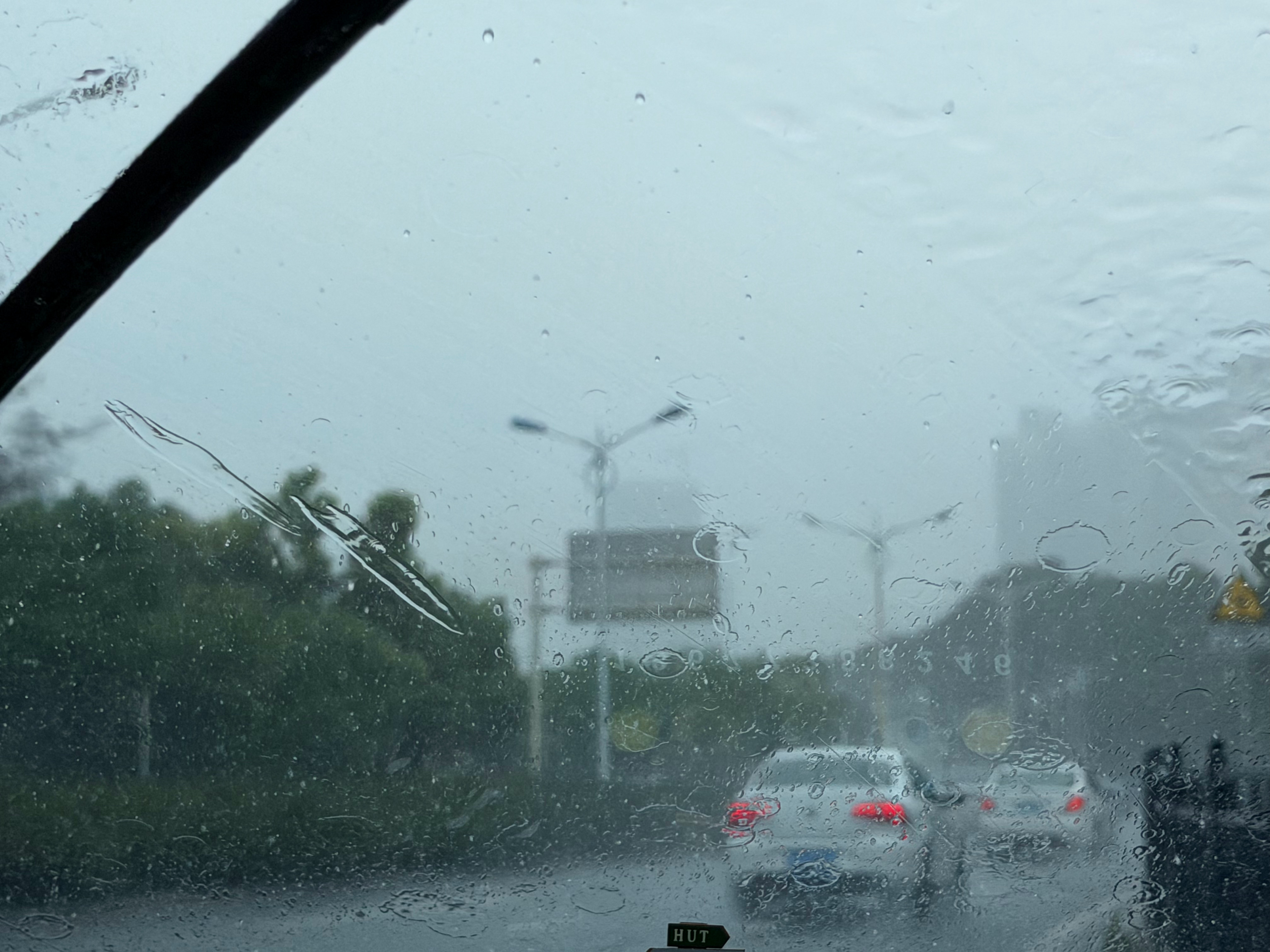 “大雨砸向车窗”具像化 云子记录今天的好天气 珠海