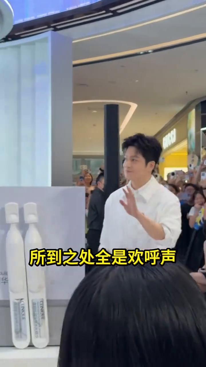 樊振东这人气无敌了，所到之处全是欢呼声。即使不在国内参加比赛，热度不减反增，这就