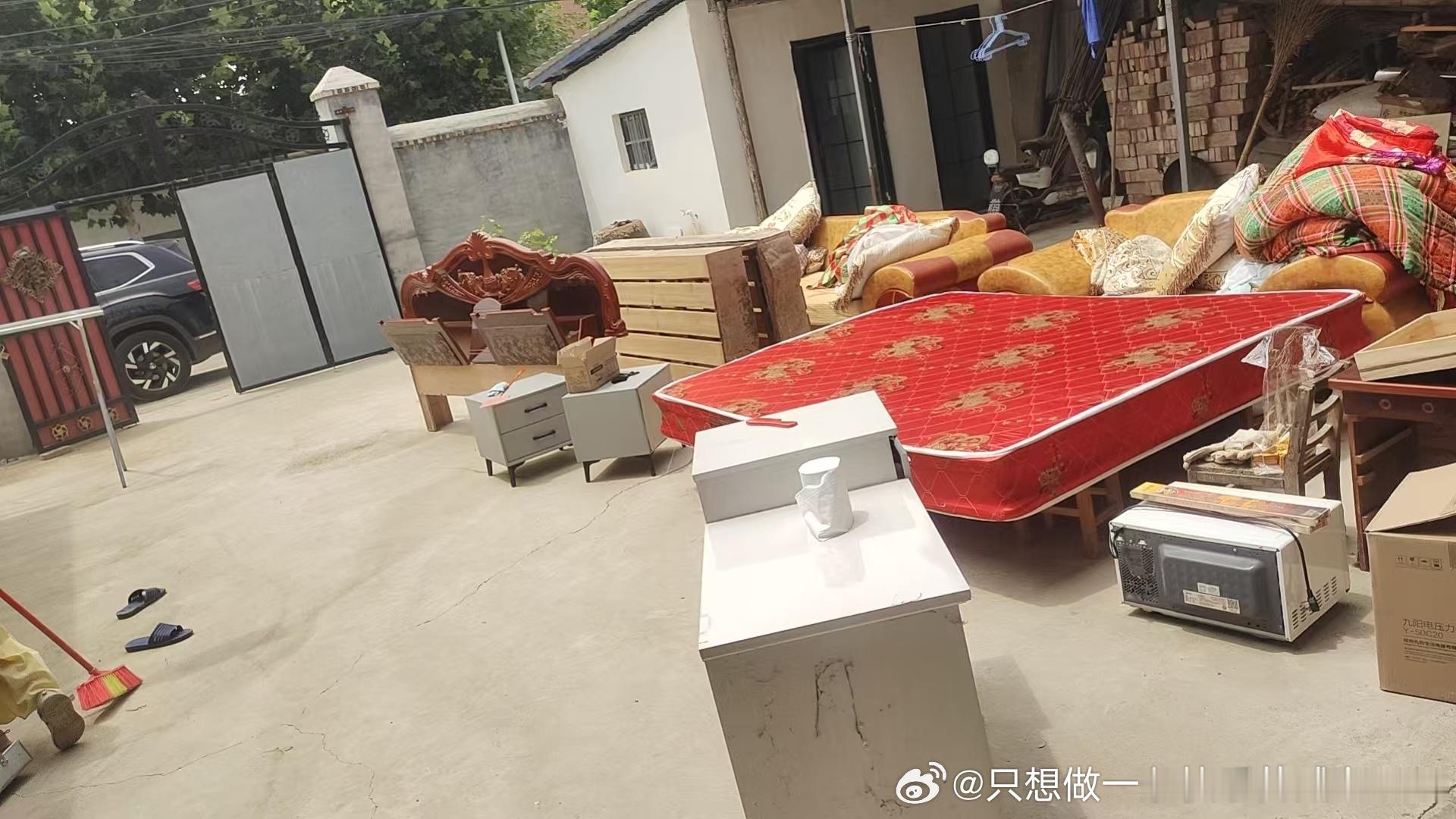 我开始吃今天的第一顿饭。自己在家，又自由又无聊。他们三个回老家晒床、薅草不亦乐乎