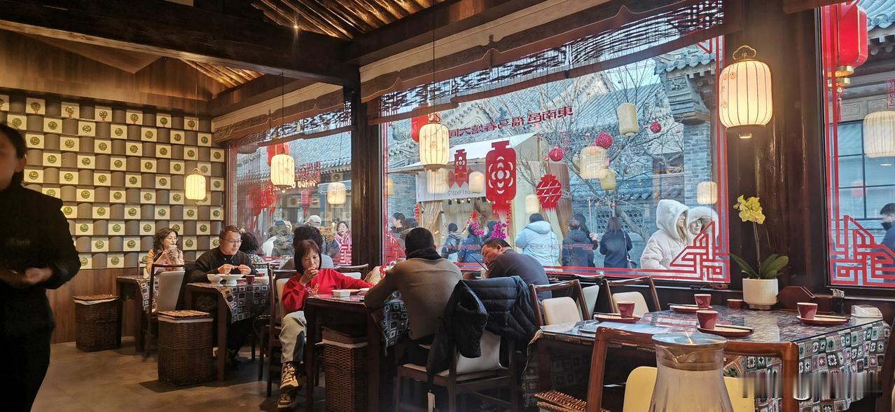 实体店难做,该何去何从?实体店目前大部分不好维持。但我发现有的实体店还是做的挺好
