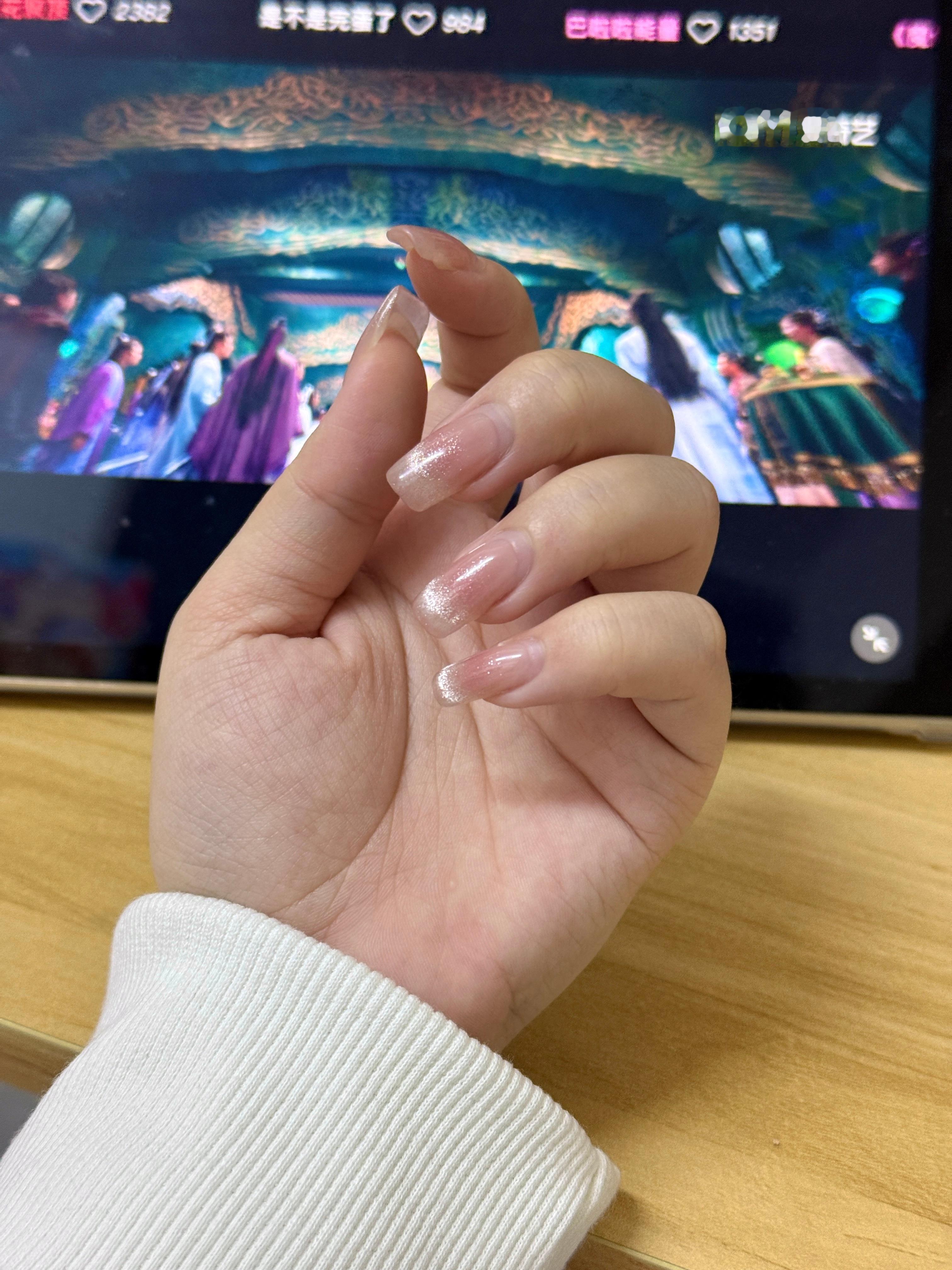 哈哈哈哈哈好时髦的妈妈哦不管多大了还是个爱美的小女孩呀我就还是比较喜欢这种简单款